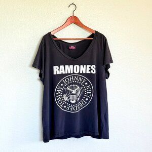 Vintage 2007 Women's Ramones 1234 V-Neck Graphic Band Tshirt Size XL